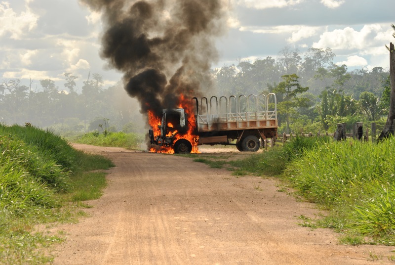 Caminhão da Força Nacional pega fogo durante operação para expulsar novos invasores da área protegida. Foto: Divulgação.