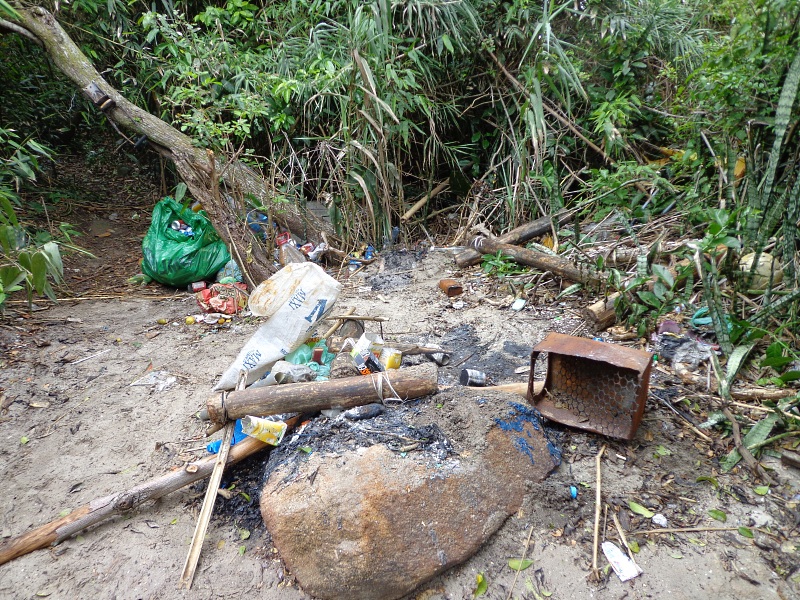 Lixo deixado por visitantes na Praia do Meio. Foto: divulgação.