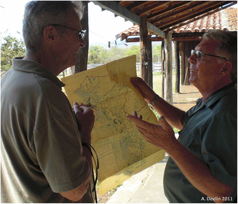 Drs. George Schaller e Peter Crawshaw discutem planos para o projeto na sede da RPPN Acurizal, utilizando como referência um mapa da região da década de 70. Foto: A. Devlin 2011.