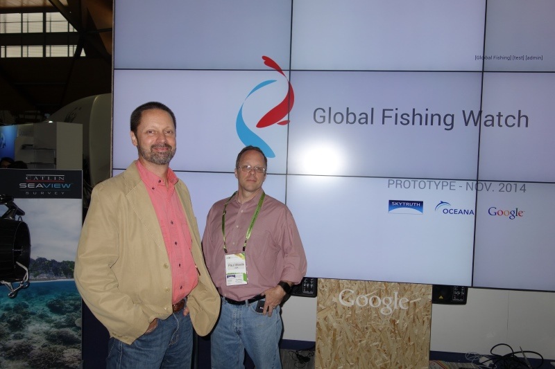No telão da Google, John Amos (à esquerda) e Paul Woods demonstram o projeto Global Fishing Watch, que pode revolucionar o monitoramento da pesca em alto-mar. Foto: Eduardo Pegurier.