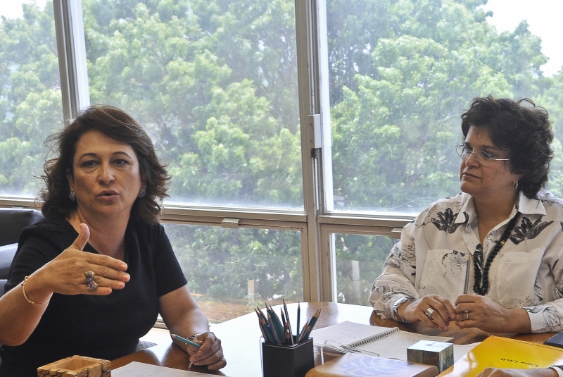 A ministra Izabella Teixeira e a senadora Kátia Abreu conversam sobre o texto do Código Florestal sancionado com veto pela presidenta Dilma Rousseff. O encontro aconteceu em outubro 2012. Foto: Antonio Cruz/ABr.
