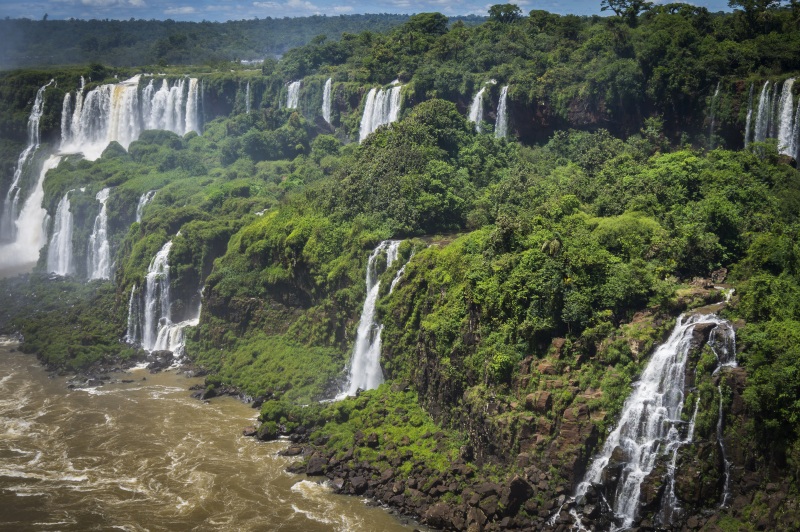 Para permitir o acesso as Cataratas do Iguaçu (acima), governo deverá mudar o Plano de Manejo do Parque. Foto: wikipédia.