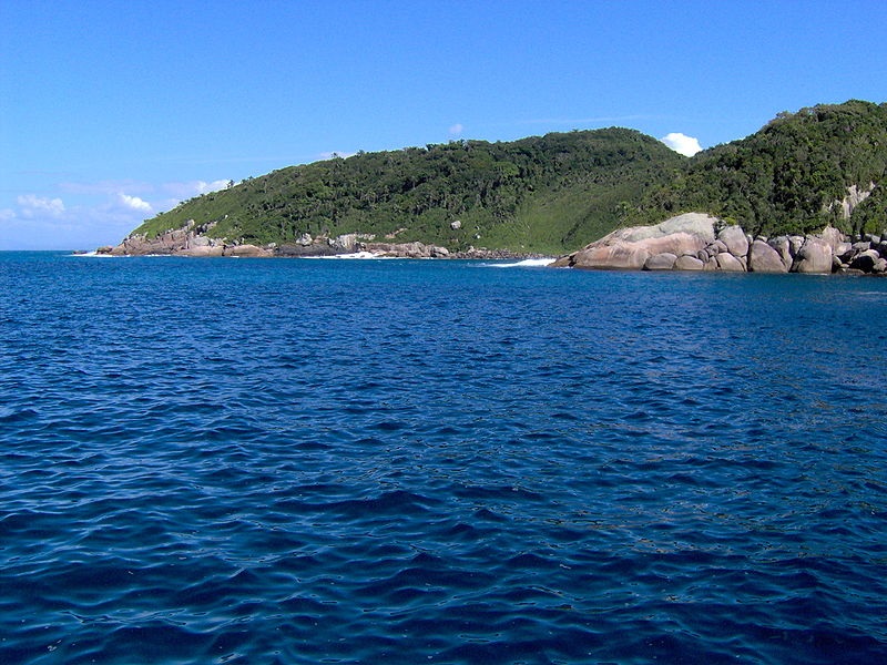 Acima, Reserva Biológica Marinha do Arvoredo, em Santa Catarina, criada para proteger o ambiente marinho e suas espécies. Foto: wikipédia