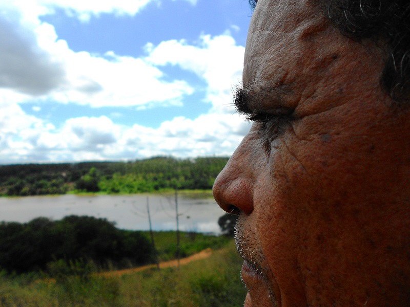Wellem de Melo avista de longe o rio que margeia o povoado. Com um olhar de tristeza, lamenta que a poluição tenha invadido a pequena Piquiá. Foto: Fabíola Ortiz/O Eco
