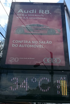 Termômetro com propaganda do Salão do Automóvel indica que a qualidade do ar não é boa em São Paulo nesta quarta-feira, dia 30. Foto: Daniel Santini