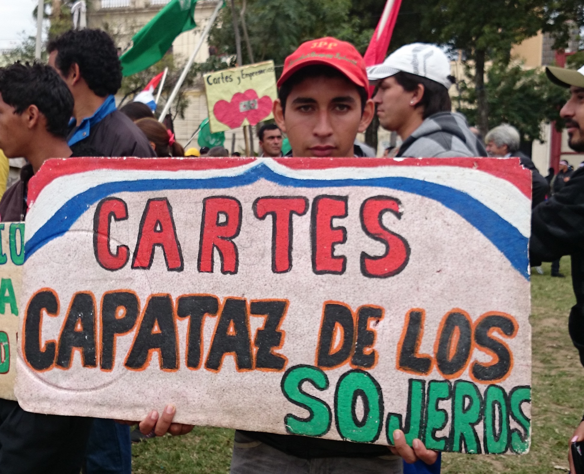 Manifestante exibe cartaz contra presidente Carter, considerado um aliado dos produtores de soja. Foto: Daniel Santini