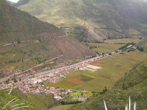 Vista do Valle Sagrado, poucos quilômetros ao norte de Cusco. Terrenos agrícolas e eucalipto dominam a paisagem. (Foto: Cristiane Prizibisczki)