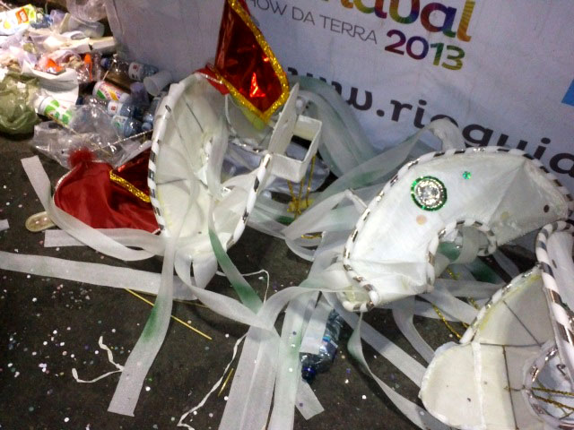 Acima, imagem de fantasia rasgada durante desfile do grupo B, C e D, na Intendente Magalhães, na terça-feira de carnaval. Foto: Márcio Lázaro.