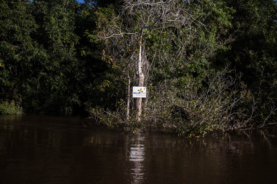 Placa da mineradora Belo Sun demarca território as margens do Rio Xingu. Foto: Victor Moryiama