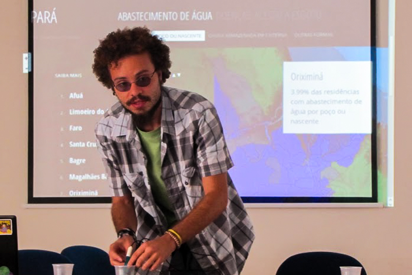 O pesquisador Guima explicando o funcionamento dos sensores de baixo custo criados pelo projeto. Foto: Giovanny Vera/InfoAmazônia