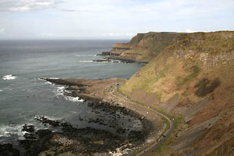 A paisagem das duas Irlandas é parecida: montanhas arredondadas e penhascos que caem no mar (Foto de Ana Leonor)