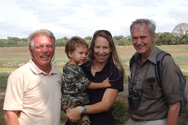 Quatro gerações de pesquisadores de onças: Peter Crawshaw, Nick e Sandra Cavalcanti, e George Schaller. (Foto: Peter Crawshaw)