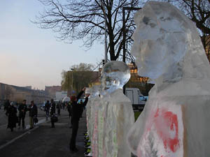 Bonecos de gelo foram usados pelas ONGs, que cobraram mais ação em Poznan. (Foto: Gustavo Faleiros)