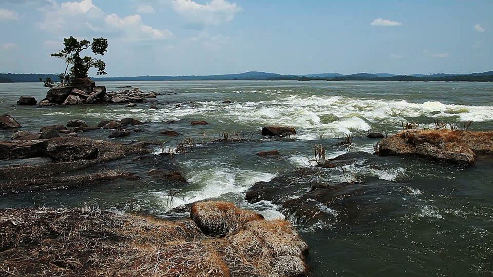 Corredeiras do rio Tapajós que serão alagadas na construção da barragem da hidrelétrica de São Luiz do Tapajós no Parque Nacional da Amazônia. (Foto: Fernanda Ligabue)