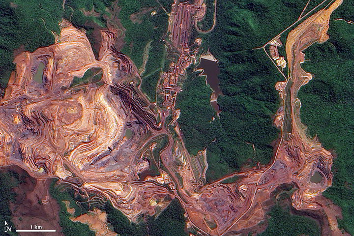 Imagem feita por satélite das marcas deixadas pela mina de ferro de Carajás, feita em 2009. Foto: Wikicommons