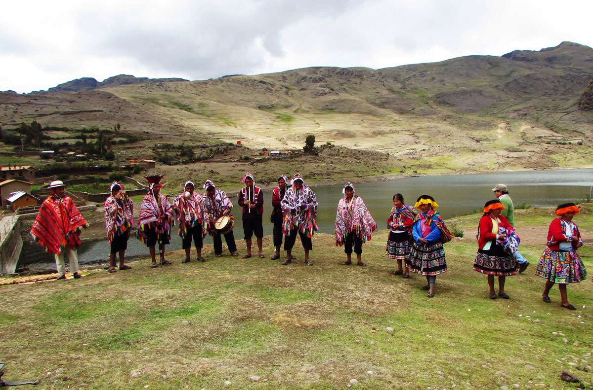 Índios quéchua fazem ritual para evocar entidades das montanhas.
