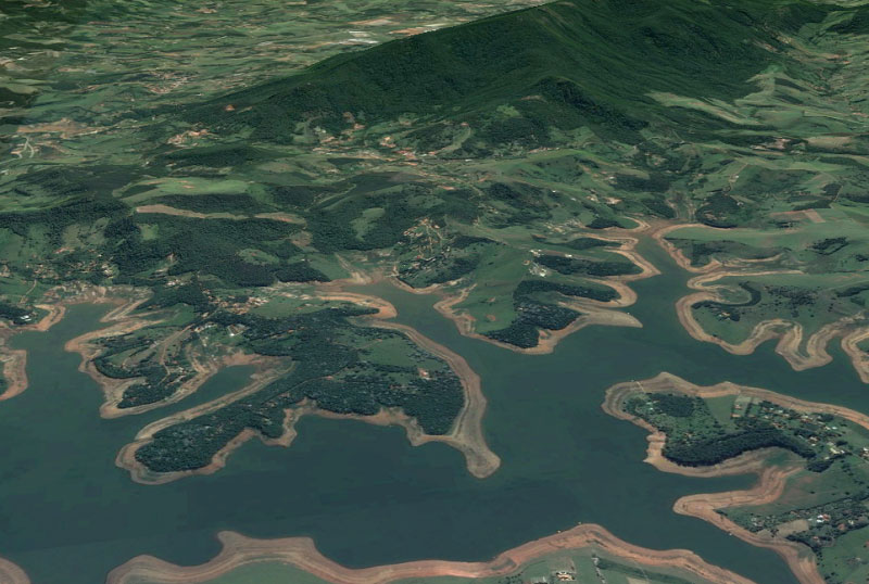 Matas ao redor do Rio Jacareí, zona de nascentes do sistema que abastece São Paulo. Imagem: reprodução/Google Earth