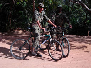 Policiais patrulham o Parque do Pituaçu, em Salvador (Bahia), com suas bicicletas. (Foto: Pedro Menezes)