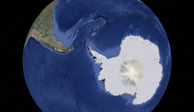 À direita da imagem, o continente gelado quase toca o sul da América. (Imagem: Google Earth)