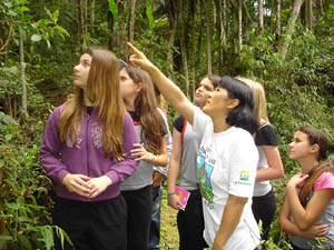Atividades de interpretação de trilhas na RPPN Santuário Rã-bugio com estudantes da Escola Municipal Dr. Abdon Baptista, de Joinville (SC). (Foto: Germano Woehl Jr.)