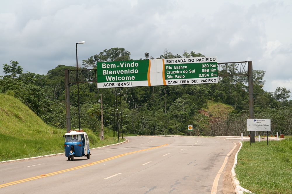 Um moto-táxi transporta passageiros através da fronteira entre Peru e Brasil. Fotos: Barbara Fraser