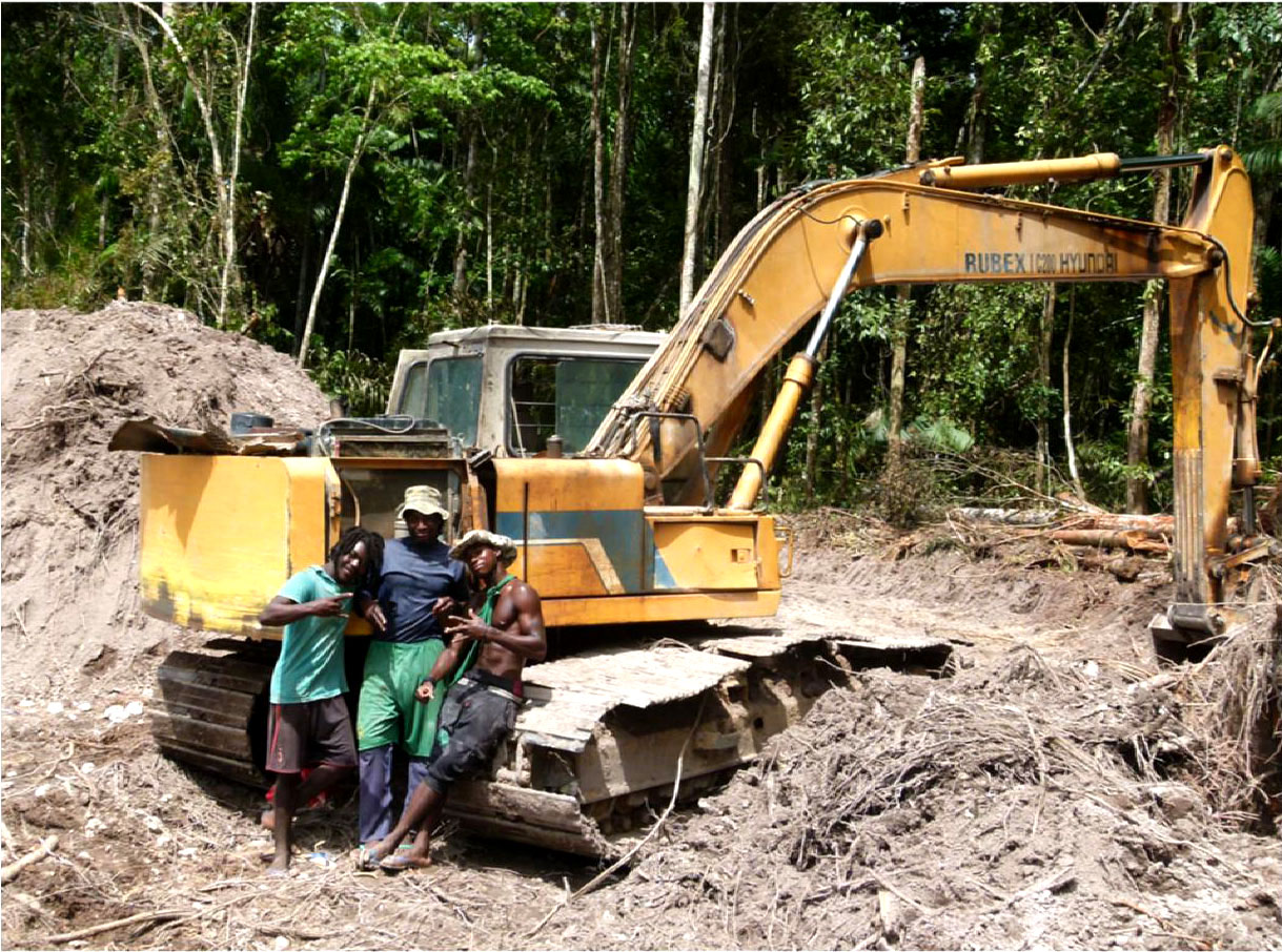 Mineiros do Suriname e da Guiana Francesa posam para fotos em frente a sua escavadeira. Fotos: Anke Vellenga