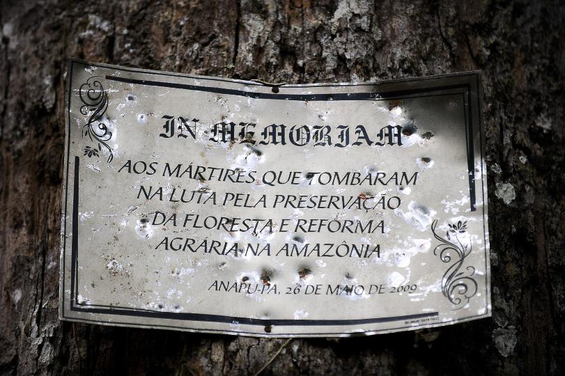 Impunidade: placa em homenagem à Irmã Dorothy está crivada de balas. Foto: Tomaz Silva/Agência Brasil