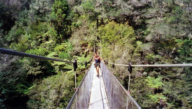 As caminhadas adicionam mais aventura ao passeio em Abel Tasman, seja nas travessias de rios, pontes ou falésias. (Foto: Stephanie Moody)