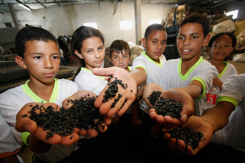 Crianças visitam uma usina de reciclagem em Poá/SP. A imagem é boa, mas só isso não basta. Foto: Julien Pereira / Prefeitura de Poá-SP