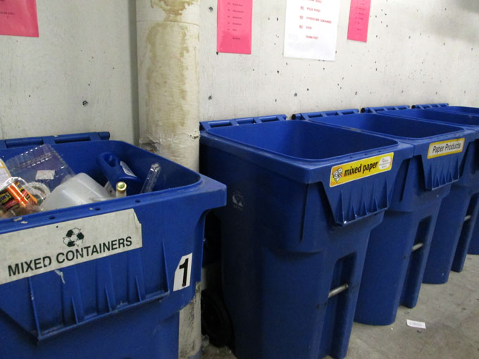 Moradores separam seu lixo na lixeira do condomínio, nesse caso carinhosamente chamada de “Recycling Room” (Sala da reciclagem). Foto por Duda Menegassi