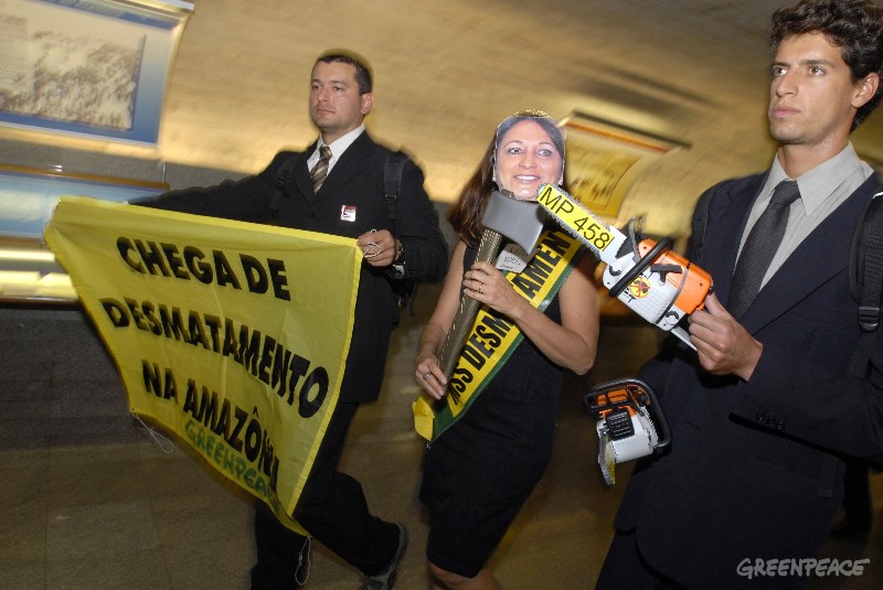 Ativistas foram detidos ao tentarem entregar à senadora Kátia Abreu uma faixa de Miss Desmatamento. Foto: Divulgação