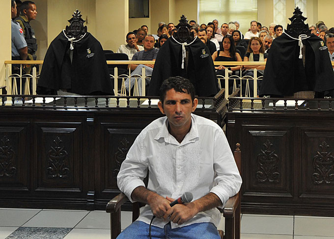 O pistoleiro Rayfran das Neves Sales é submetido mais uma vez a júri popular no Fórum Criminal de Belém, em dezembro de 2009. Foto: Marcello Casal Jr./Abr.