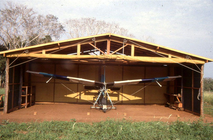 Hangar rústico construído para abrigar o ultraleve, Retiro do Corcunda, Pantanal de Miranda, 1983.