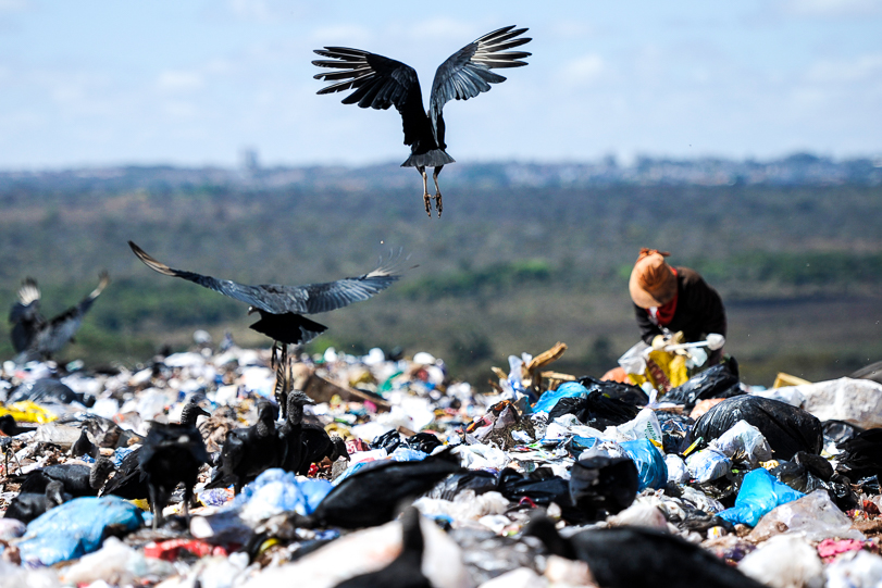 20 milhões de pessoas não têm serviços de coleta. Acima, foto do lixão da Estrutural, o maior da América Latina em atividade. Foto: