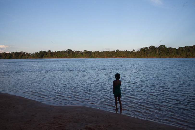 Uma menina contempla o rio Tapajós. Local está cotado para abrigar 5 usinas hidrelétricas. Foto: Marcio Isensee e Sá