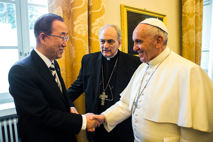 Papa Francisco aperta a mão do Secretário-Geral das das Nações Unidas Ban Ki-moon, durante encontro no Vaticano em abril de 2015. Foto: AP Photo / L