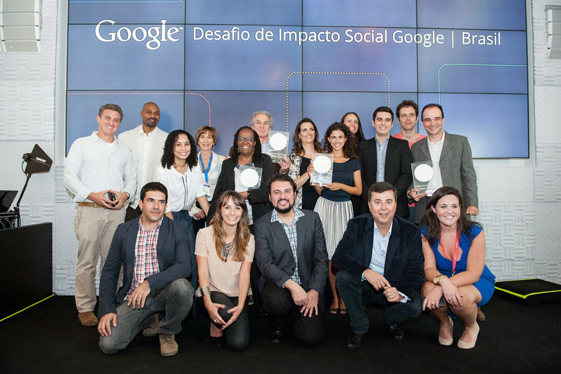 Vencedores e finalistas do Desafio de Impacto Social Google com os jurados e o presidente da empresa no Brasil. (foto: Divulgação)