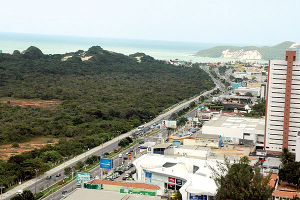 Trecho da Avenida Eng. Roberto Freire que será alargado sobre o Parque das Dunas de Natal. Fonte: Tribuna do Norte, 2014