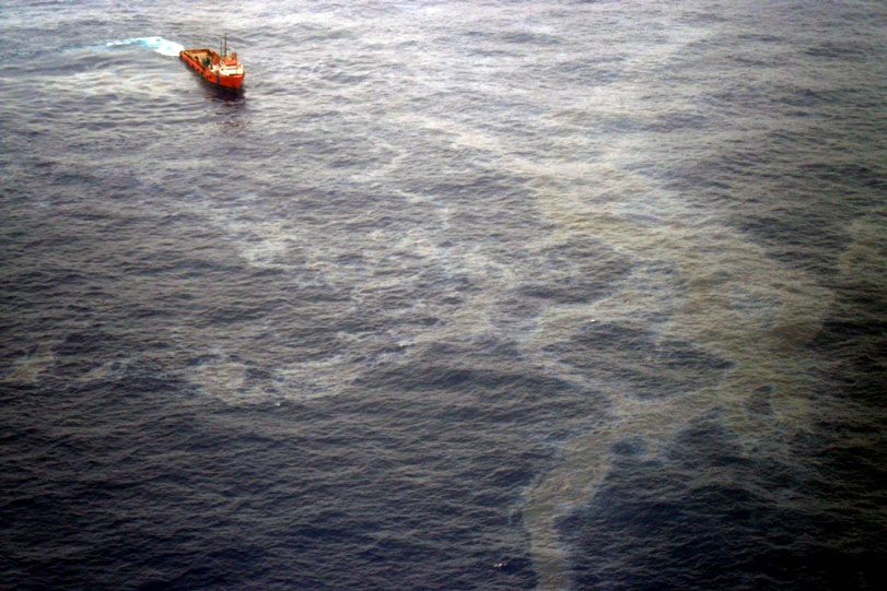 Mancha de óleo provocada pelo vazamento no poço da Chevron na Bacia de Campos, em 2011. Foto: Divulgação