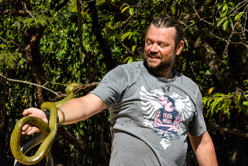 Em uma praia do rio Negro, Richard Rasmussen manipula uma serpente encontrada na área por sua equipe. Foto: Vandré Fonseca