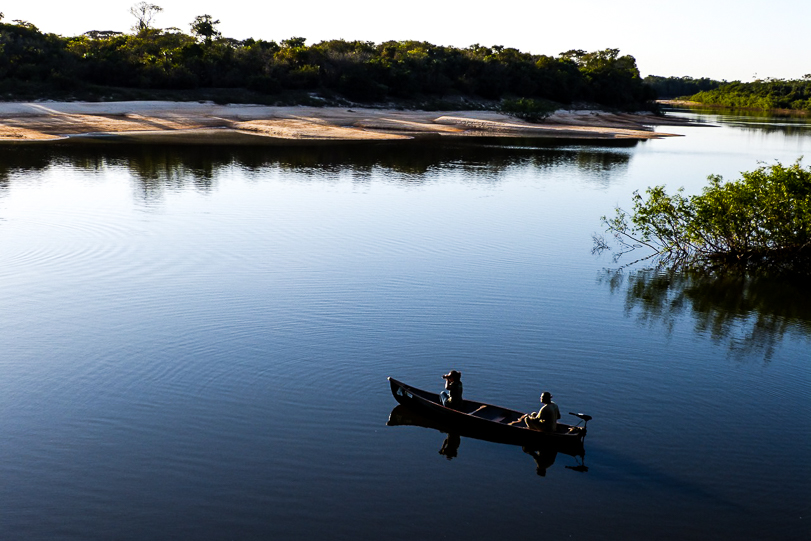 Contagem de botos pelo método tradicional. Pesquisador, canoa e caderninho. Foto: Instituto Araguaia