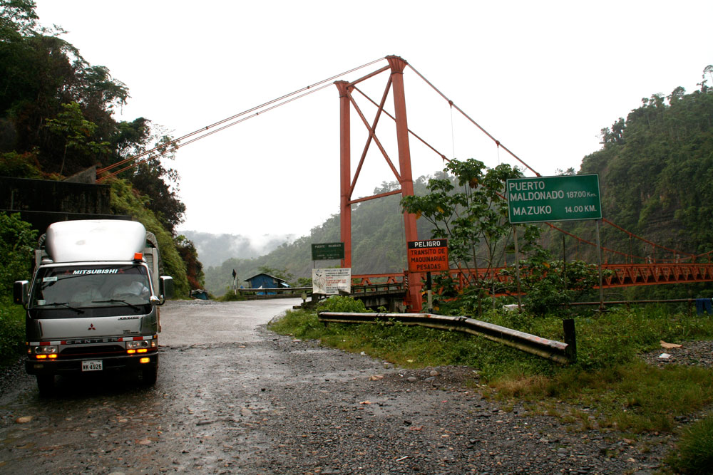 Ponte próxima à cidade de Inambari, que no futuro pode ser realocada para a construção de hidrelétrica com o mesmo nome. Foto: Barbara Fraser