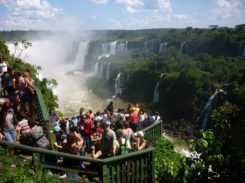Turismo de massa nas Cataratas do Iguaçu. Bem organizado, é necessário e pode ser o primeiro passo de um futuro amante da natureza. Foto:
