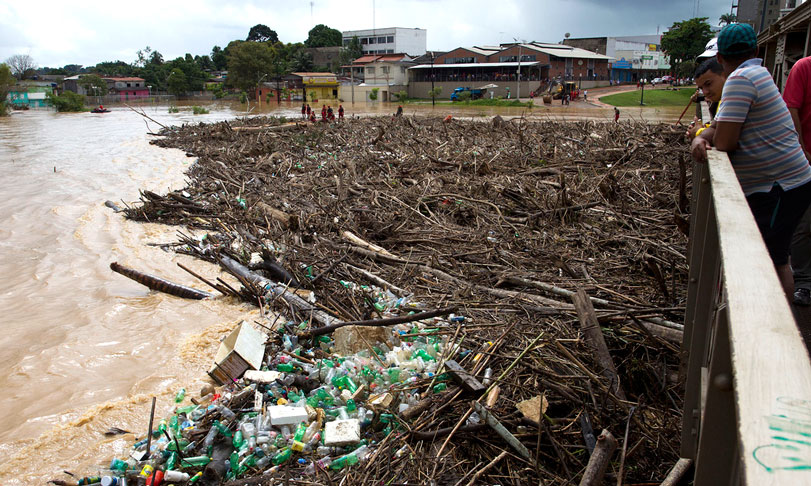 Debaixo da Ponte Juscelino Kubistchek, Rio Branco, Acre, a água sobe e o lixo se acumula. Foto: