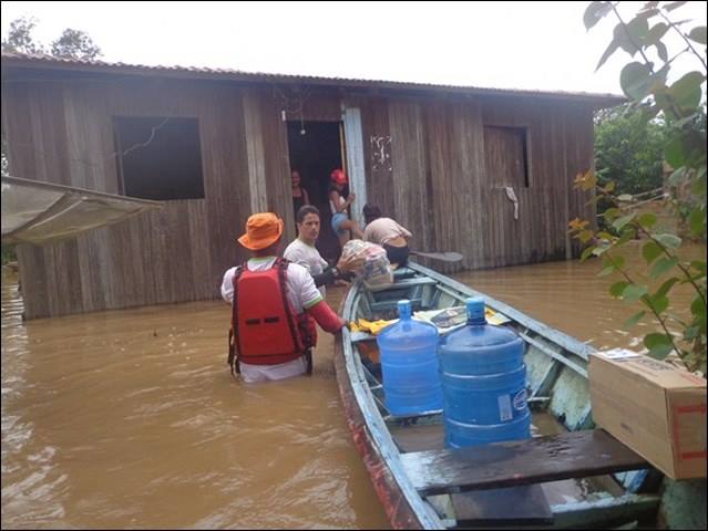 Voluntários ajudam no resgate aos desabrigados das enchentes. Foto: Governo de Rondônia