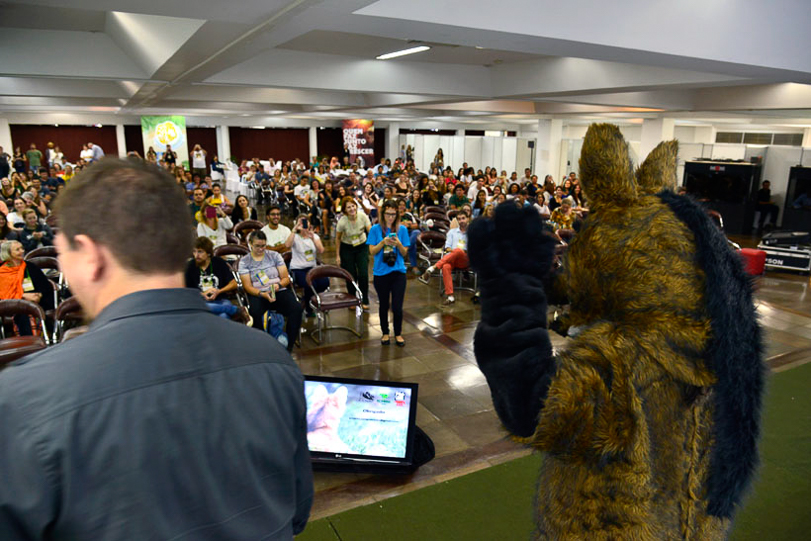 O lobo-guará faz uma participação in loco no Congresso da SZB e acena para os participantes. Foto: Adriano Gambarini