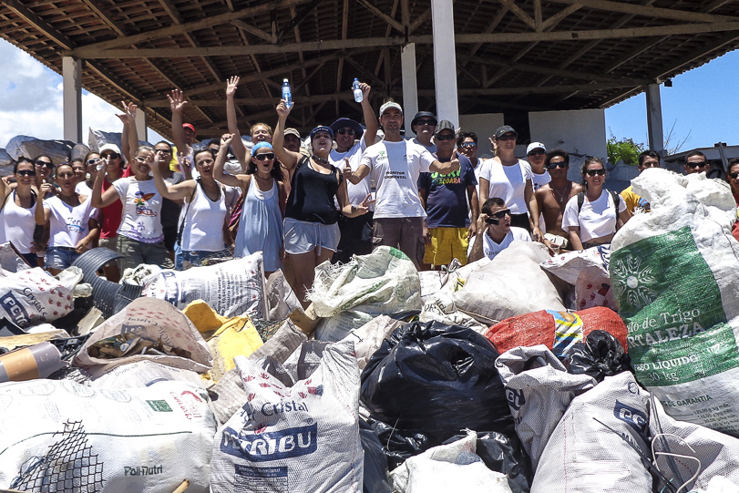 Mutirão retirou em torno de uma tonelada de lixo do Parque Nacional de Jericoacoara. Crédito: