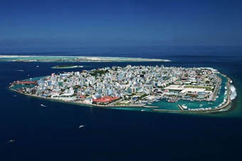 Malé, capital da República das Maldivas, arquipélago extremamente vulnerável a qualquer problema ambiental no Oceano Índico. (Foto: Google)