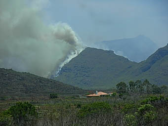 Incêndio montanha acima, no Parque Nacional da Chapada Diamantina. (Foto: Bruno Soares Lintomen)