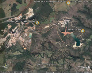 Imagem do GoogleEarth com a mineradora e seu lago de rejeitos, à direita.